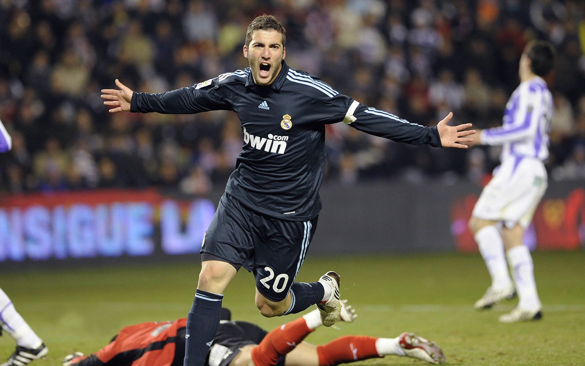 年度焦点之战之夜，爱德华兹关键制胜，铸就传奇